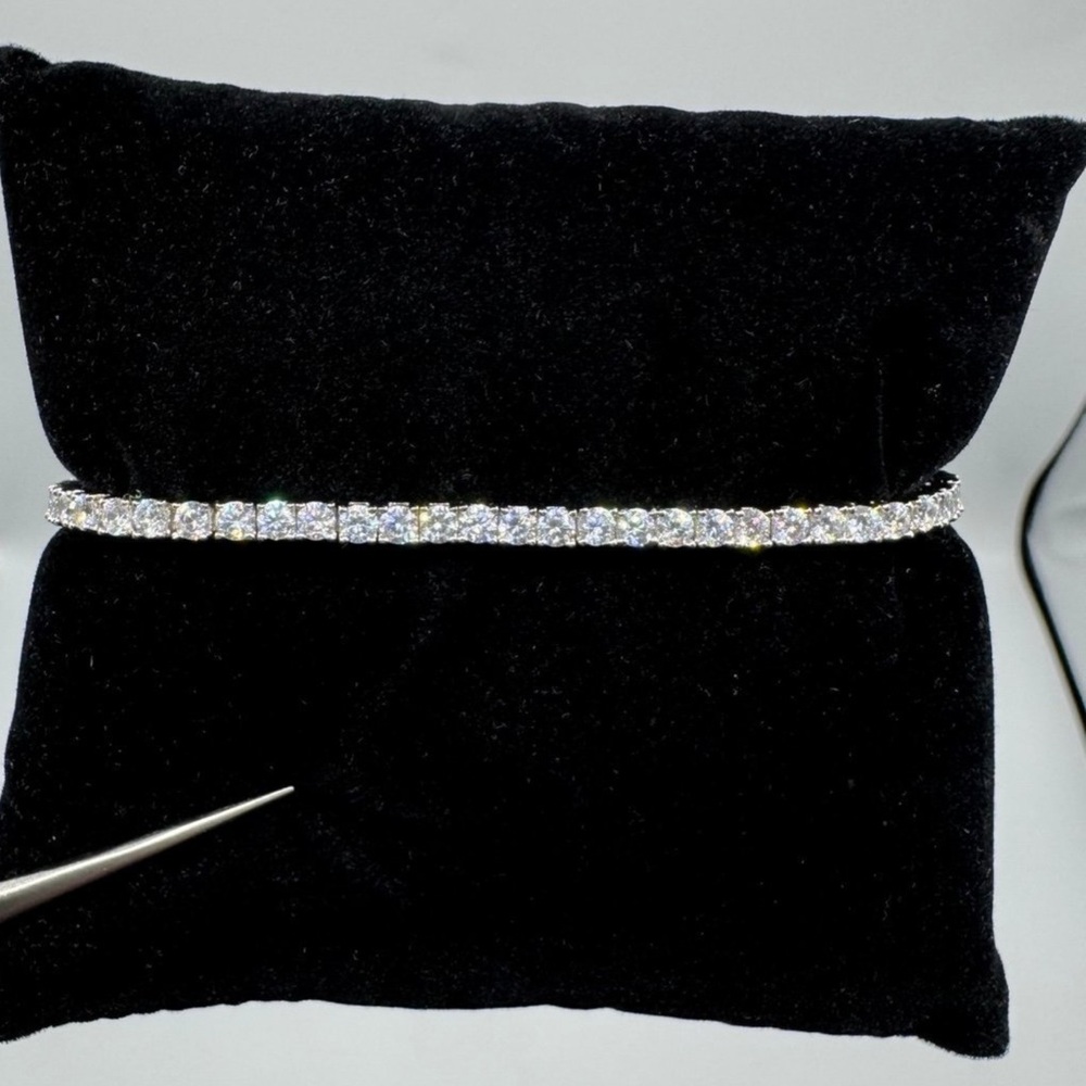 18k 9.2ct Tennis Bracelet - Picture 2 of 8